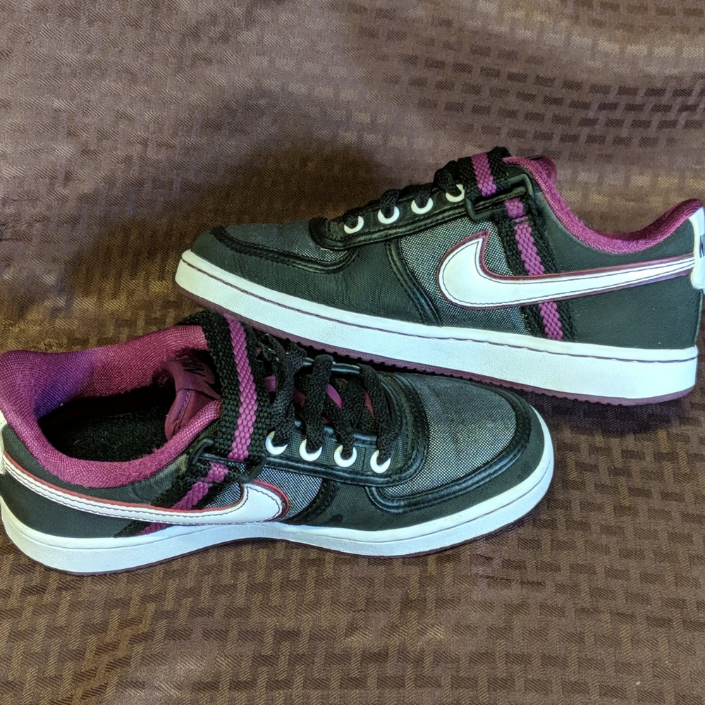 Nike - Picture 6 of 10